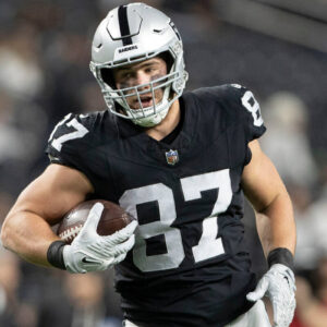 raiders-star-running-back,-tight-end-out-against-broncos